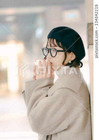 一位三十多歲、微笑的女子手捧咖啡杯的肖像 一位三十多歲、微笑的女子手捧咖啡杯的肖像 134842219
