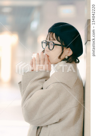 Portrait of a smiling woman in her 30s holding a coffee cup Portrait of a smiling woman in her 30s holding a coffee cup 134842220