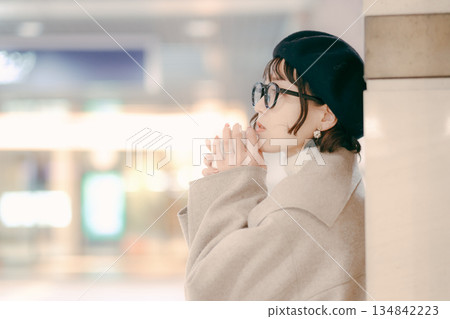 Portrait of a smiling woman in her 30s holding a coffee cup 134842223
