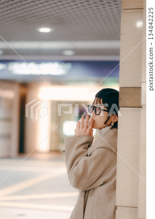 一位三十多歲、微笑的女子手捧咖啡杯的肖像 134842225