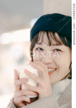 一位三十多歲的女性一邊喝咖啡一邊等待的特寫鏡頭 134842326