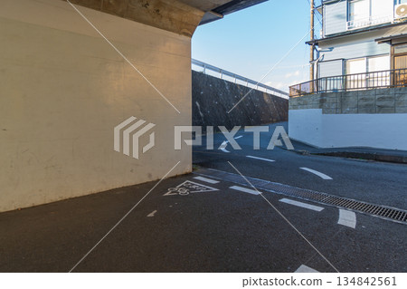 A dangerous underpass with poor visibility 134842561