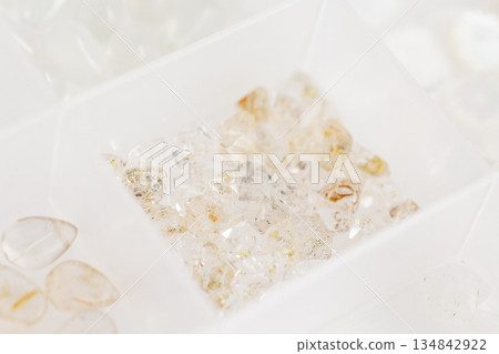 天然散石,裝於收納盒中,方便整理存放。金紅石石英寶石。手工製作。 天然散石,裝於收納盒中,方便整理存放。金紅石石英寶石。手工製作。 134842922