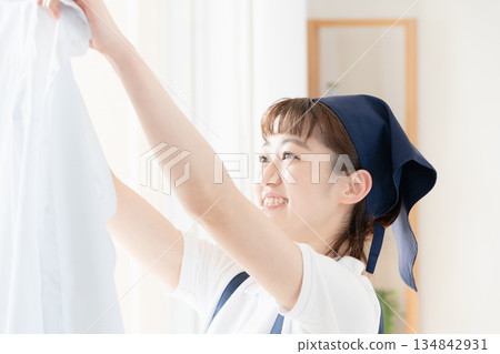 一位女傭正在晾衣物。 134842931