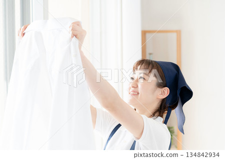 一位女傭正在晾衣物。 134842934