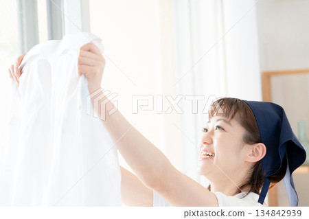 一位女傭正在晾衣物。 134842939