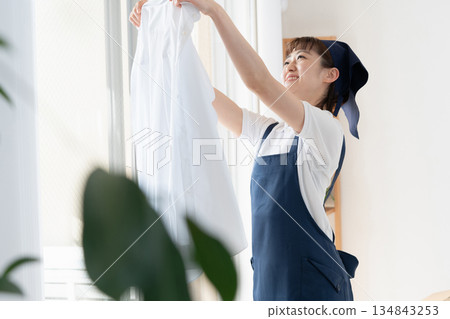 一位女傭正在晾衣物。 134843253