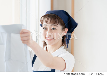 一位女傭正在晾衣物。 134843262