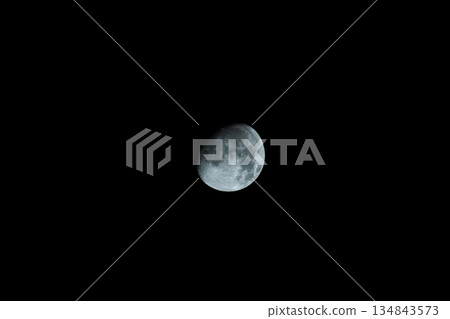 秋夜空中的月亮 02 秋夜空中的月亮 02 134843573