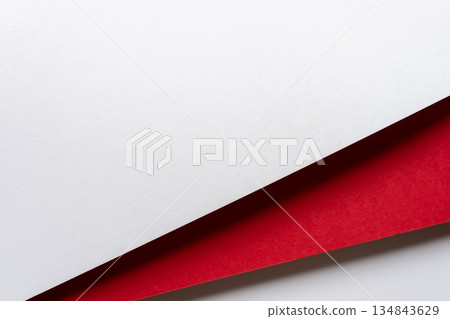 白色和紅色卡紙重疊 134843629