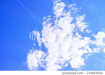 藍色的天空和雲圖像 134843658