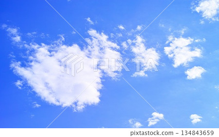藍色的天空和雲圖像 134843659