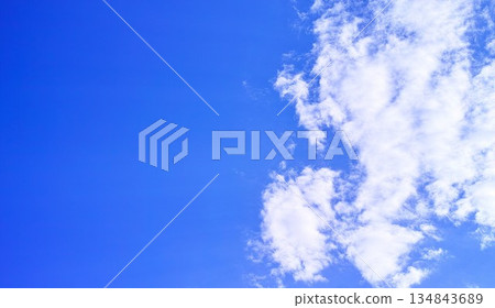 藍色的天空和雲圖像 134843689