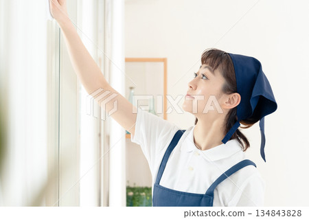 一位清潔女工正在擦窗戶 134843828