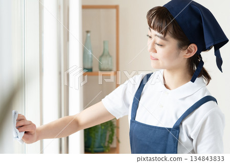 一位清潔女工正在擦窗戶 134843833