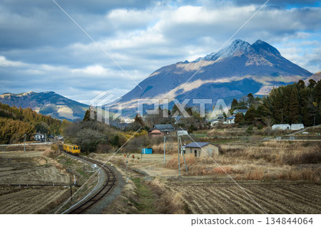 Snow and yellow local trains on Mount Yufu 134844064