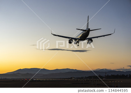 黃昏時分的仙台機場，飛機降落，宮城縣名取市 134844595