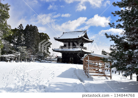 白雪皚皚的寺廟，清陵寺，仁王門 134844768