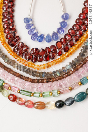 天然石珠，各式各樣，色彩繽紛，寶石材質，手工製作，背景材料 134844857