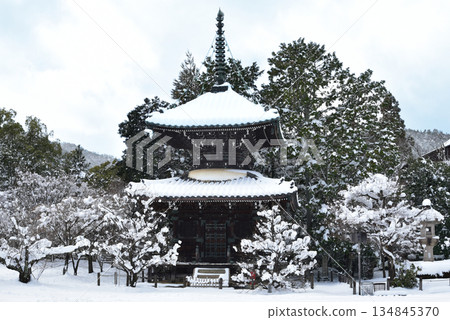 Snow-covered Seiryoji Temple 134845370