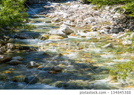 從矢澤山登山道上可以看到矢澤溪（梓川）。攀登矢澤山。 134845388
