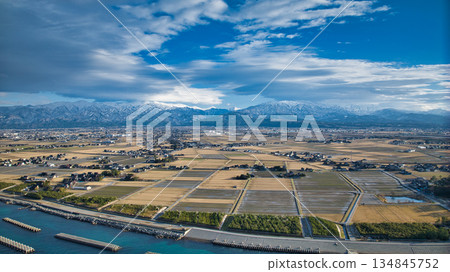 從日本海沿岸眺望黑部川沖積扇的冬季景色 從日本海沿岸眺望黑部川沖積扇的冬季景色 134845752