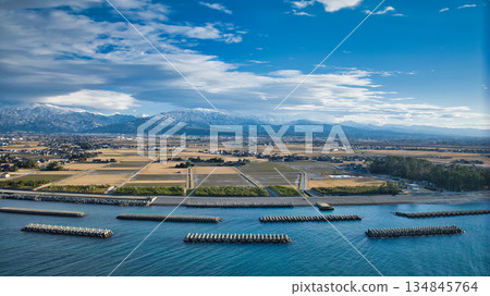 從日本海沿岸眺望黑部川沖積扇的冬季景色 134845764