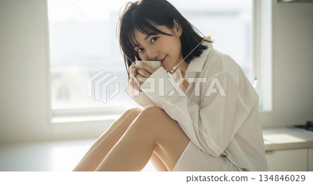 肖像圖片：一位女士手捧馬克杯 134846029