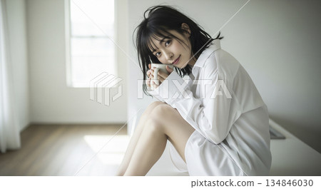 肖像圖片：一位女士手捧馬克杯 134846030