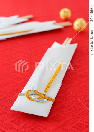 新年慶祝筷子（圓筷、筷盒、水引筷、金銀筷、淡路結）[紅色背景，簡約款] 134846602
