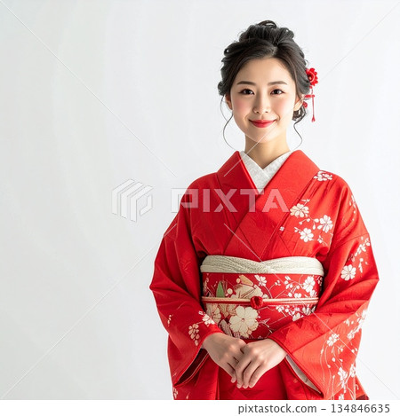 身著優雅紅色和服的日本女性,極簡主義肖像 身著優雅紅色和服的日本女性,極簡主義肖像 134846635
