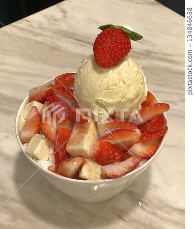 Soft and fluffy strawberry bingsu with finely shaved ice, sweet strawberry syrup, and fresh strawberry slices. A refreshing and delightful Korean dessert, perfect for a cool and fruity treat. 134846688
