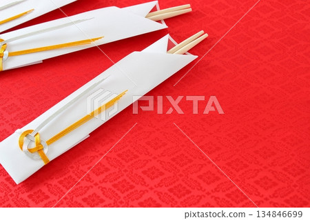 慶典筷子（圓筷、筷盒、水引筷、金銀筷、淡路結）[紅色背景、留白、簡約] 134846699