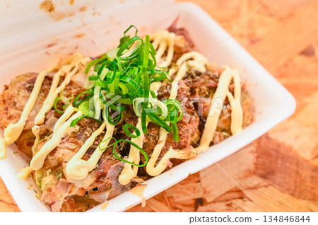 章魚燒，內餡為鰹魚片和魚粉 134846844