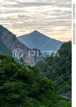 清晨，從天狗原眺望城年岳，夕陽映照下山巒的美景。從矢澤攀登禦桐人橫切路線。 134847092