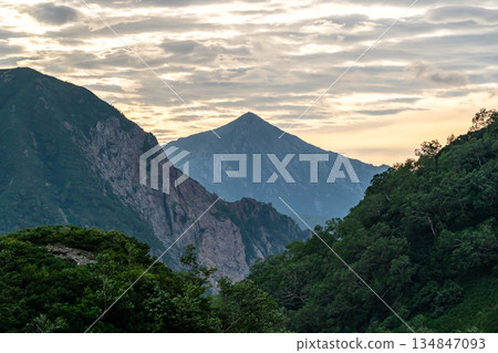 清晨，從天狗原眺望城年岳，夕陽映照下山巒的美景。從矢澤攀登禦桐人橫切路線。 134847093