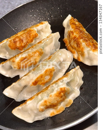 Delicious Korean mandu dumplings with a golden, crispy exterior and flavorful filling. Perfect as an appetizer, snack, or side dish, offering a delightful taste in every bite. 134847167