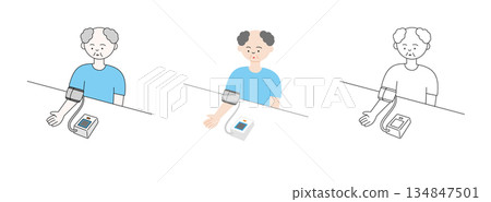 圖:一位老人在家用血壓計檢查健康狀況 圖:一位老人在家用血壓計檢查健康狀況 134847501
