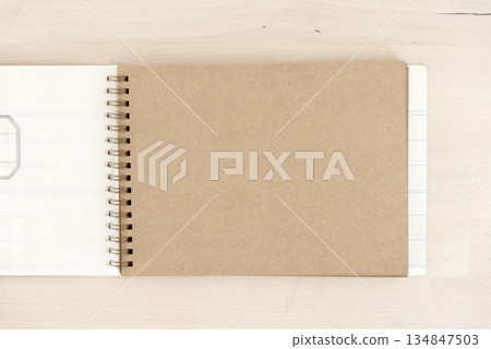 木桌上的相冊 木桌上的相冊 134847503