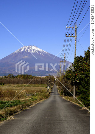 筆直的柏油路和輸電線路通往富士山。 134848025
