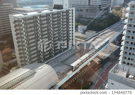 從豐洲市民中心11樓的市民廣場眺望百合海鷗線。 從豐洲市民中心11樓的市民廣場眺望百合海鷗線。 134848778