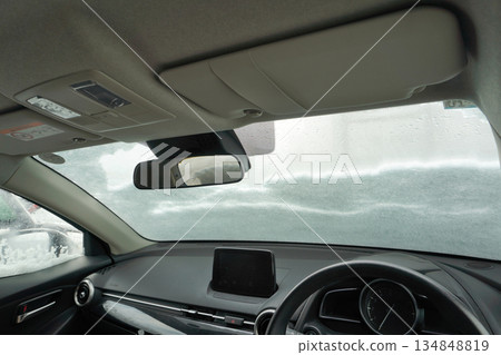 積雪覆蓋的擋風玻璃（車內）02 134848819