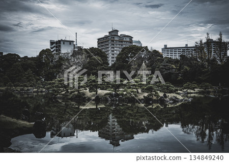 Scenery of Kiyosumi Garden in late autumn 134849240