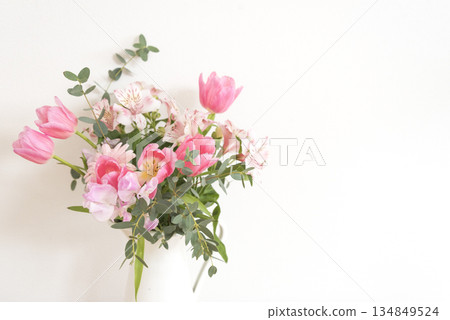 粉紅色花朵的插花 粉紅色花朵的插花 134849524