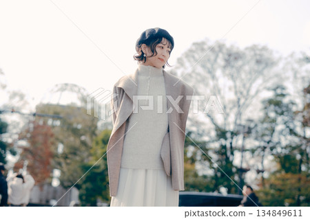 一位三十多歲女性的全身肖像,她站在戶外。 一位三十多歲女性的全身肖像,她站在戶外。 134849611