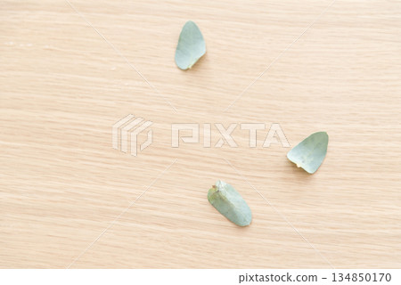 Background image of leaves scattered on a wooden table 134850170