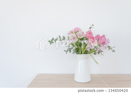木桌和一瓶粉紅色鮮花 木桌和一瓶粉紅色鮮花 134850420