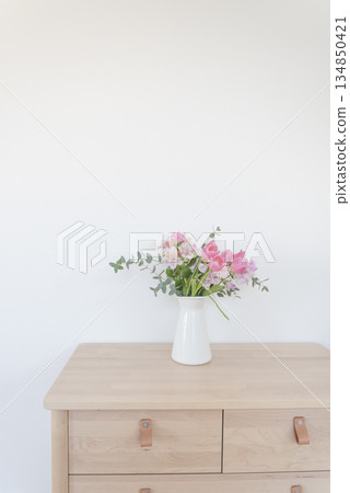 木桌和一瓶粉紅色鮮花 木桌和一瓶粉紅色鮮花 134850421