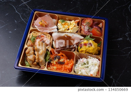 Cold hors d'oeuvre lunch box 134850669