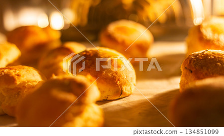 在高溫烤箱中完美烘烤的金黃色司康 134851099